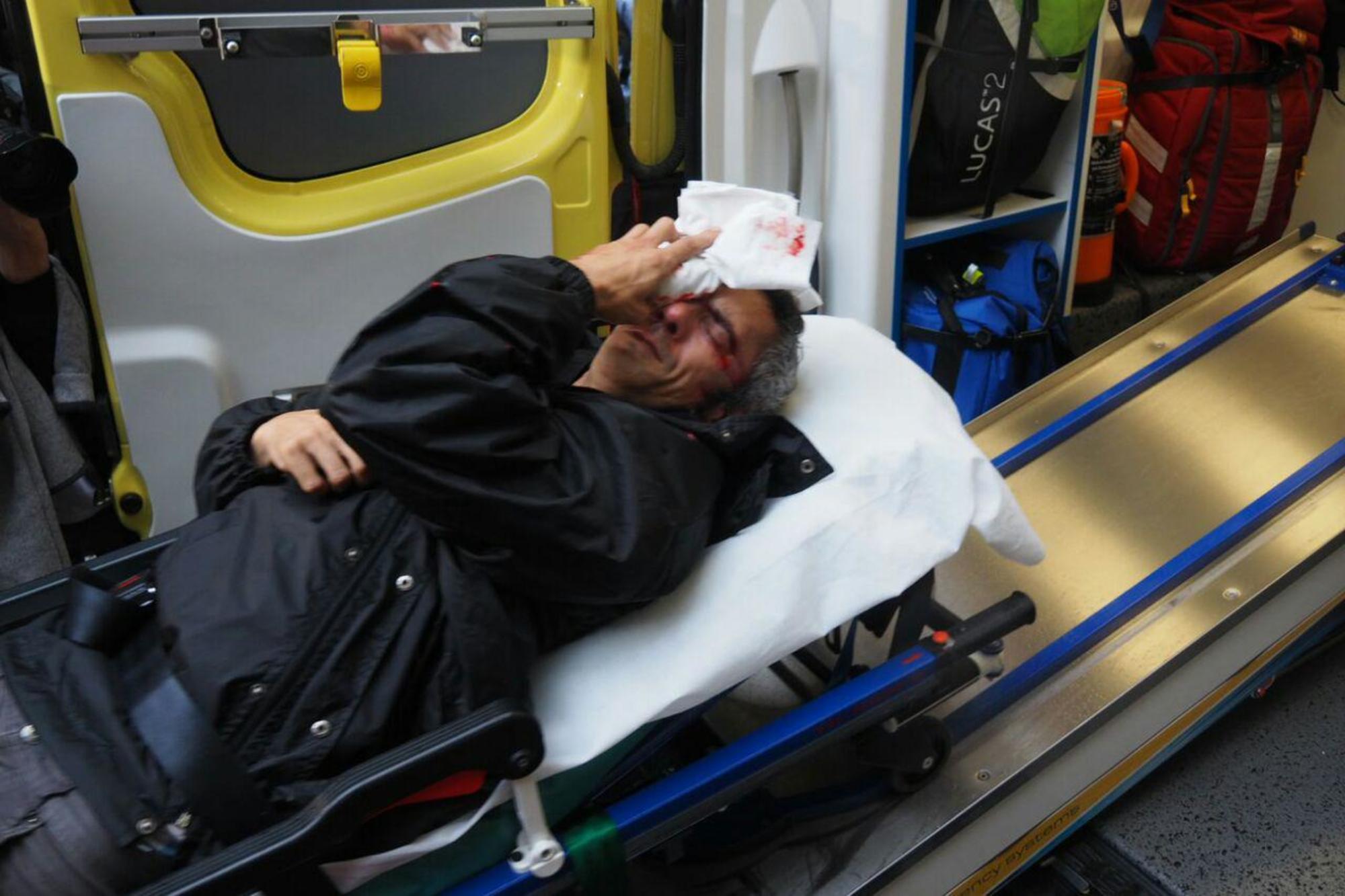 Un herido por bala de goma en un colegio electoral catalán